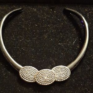 Vintage Elegant Black/Silver Necklace with Intricate Detailing